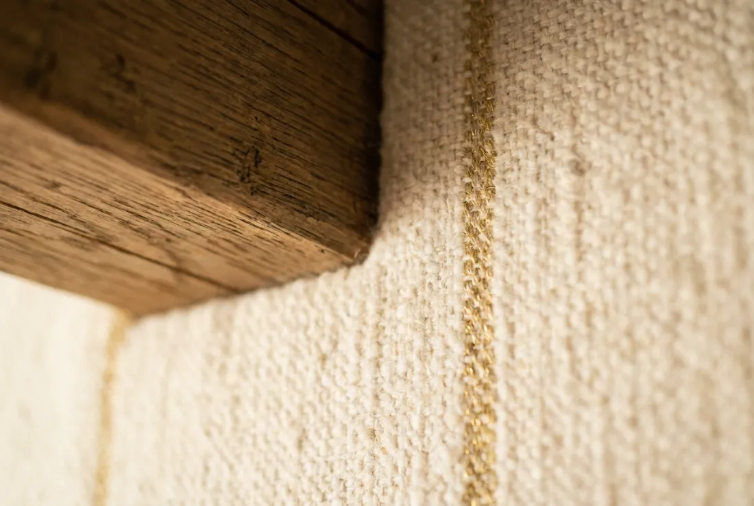 Detalle interior · madera, textil y luz cálida